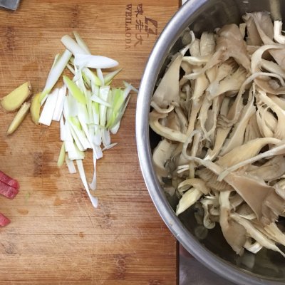 第一次嘗試蘑菇韭菜湯和炒韭菜,沒想到這麼好吃 第一次嘗試蘑菇韭菜湯和炒韭菜,沒想到這麼好吃