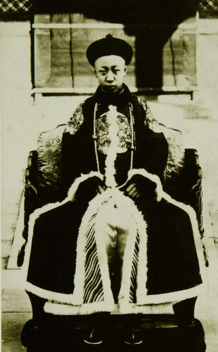 62年毛澤東宴請賓客，開席前故作神秘：有位客人是你們的頂頭上司