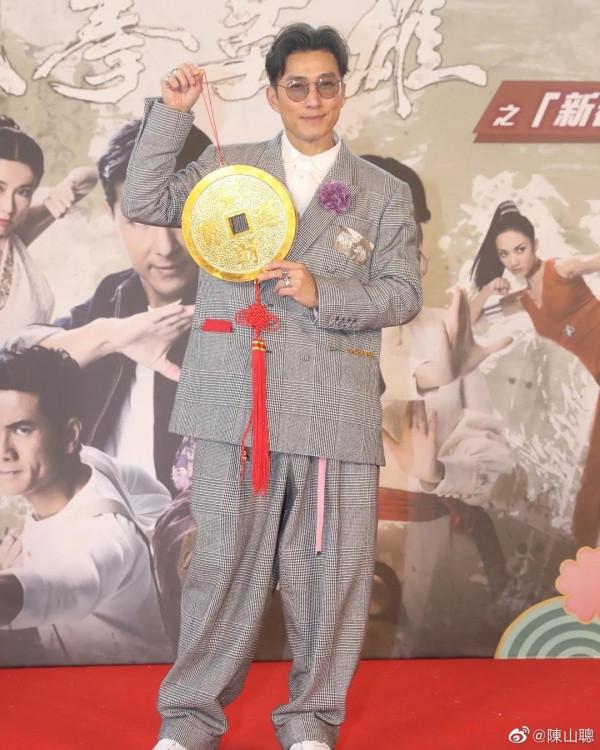 胡定欣開心派利是，轉頭嬲爆陳山聰？佢開年就有好彩頭，搭檔視帝影后實有發圍