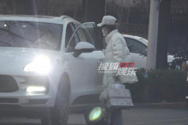 甦醒與女友疑似吵架被拍，狀態癲狂張牙舞爪，曾被指有暴力傾向