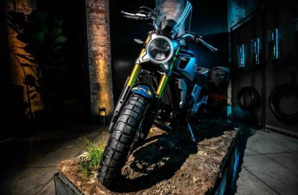 有點怪異：春風700CL-X探險版亮相，這擋泥板是認真的嗎？