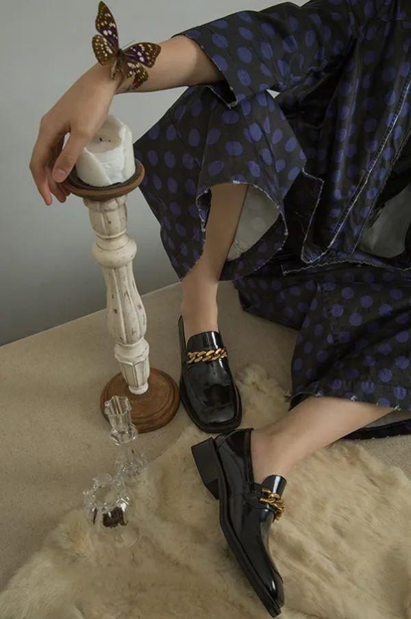 進入秋天，不要再穿小白鞋了，秋天流行這雙鞋百搭又耐看