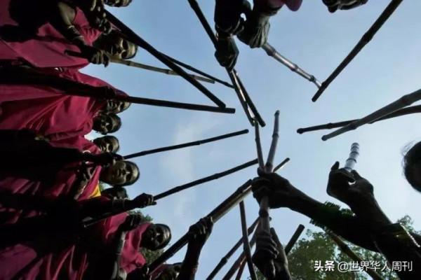 印度大媽創立“粉紅幫”：40萬成員全是女性，個個拿棍棒反抗家暴