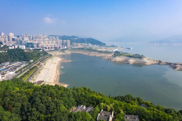 這個建在三峽大壩旁的小城，實力很強卻很低調，擁有大美風光風物