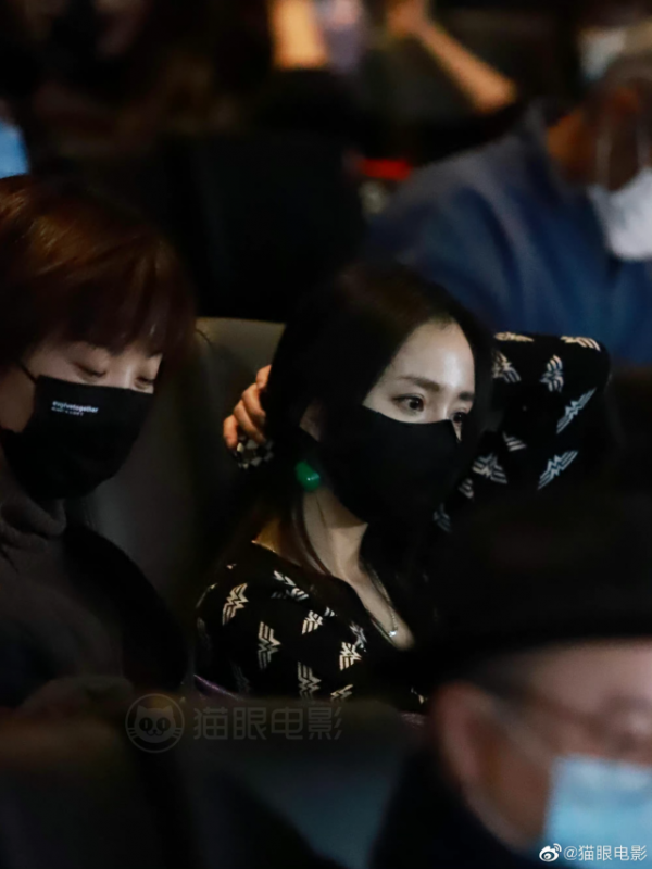 楊冪戴口罩拍大片，絲毫不影響顏值