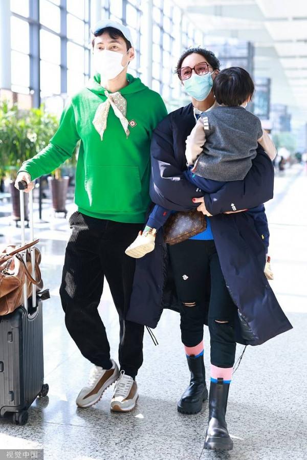 袁弘張歆藝一家三口溫馨出行 貼心為孩子擋鏡頭