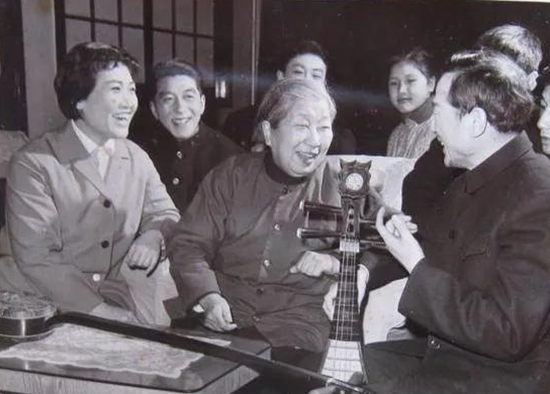 59年毛主席回韶山,指著李淑一向在座領導介紹:她是開慧的好朋友 59年毛主席回韶山,指著李淑一向在座領導介紹:她是開慧的好朋友