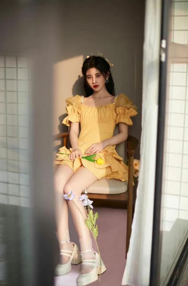 鞠婧禕穿黃色泡泡袖連衣裙可愛十足,還是半永久妝 鞠婧禕穿黃色泡泡袖連衣裙可愛十足,還是半永久妝