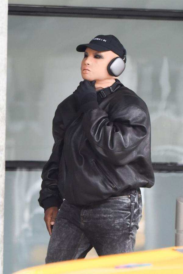 嚇人!侃爺戴白人女性頭套現身紐約機場,網友:這是心肺復甦課? 嚇人!侃爺戴白人女性頭套現身紐約機場,網友:這是心肺復甦課?