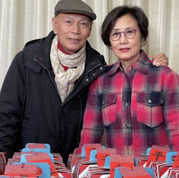 75歲羅家英攜汪明荃買花過年！逛市場盡顯恩愛，雙手插兜好帥氣