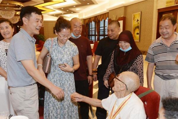 76年後的重逢:94歲抗戰老兵尋親,找到兩個弟弟的後人 76年後的重逢:94歲抗戰老兵尋親,找到兩個弟弟的後人