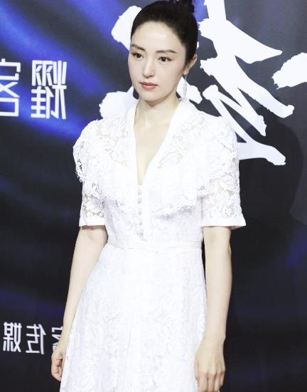 董璇單身後越來越敢穿,西裝配露臍裝真顯嫩,和小酒窩像姐妹 董璇單身後越來越敢穿,西裝配露臍裝真顯嫩,和小酒窩像姐妹