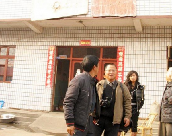 2000年，江西孝子遵遺囑將父製成“木乃伊”，供奉家中無人敢拜訪