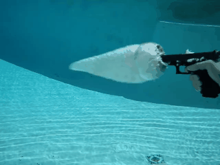 步槍射程400米，但水下威力十分可憐，子彈出膛1米就能用手抓住