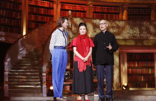 47歲周迅登央視談容貌焦慮！坦言曾動念想動臉，與董卿雙雙淚奔