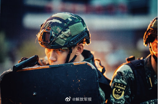 軍校學員畢業照，太太太太太酷了