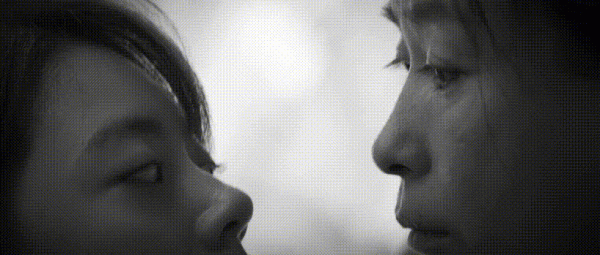 神演技！&OpenCurlyDoubleQuote;鍋姨&rdquo;生活照陽光明媚，劇中陰森一笑能把人送走