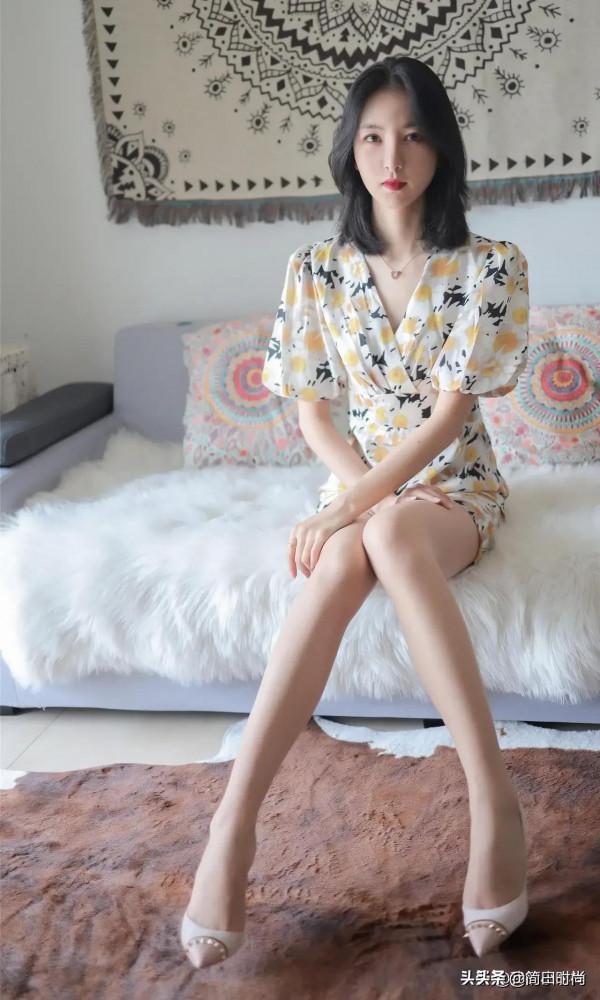 花色泡泡袖連衣裙，給人以度假風甜蜜放鬆的感覺