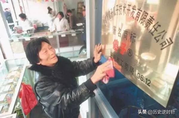 “傻子瓜子”年廣九,年已奔九,為何執意要小兒子出國留學? “傻子瓜子”年廣九,年已奔九,為何執意要小兒子出國留學?