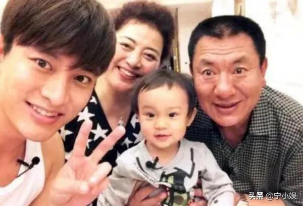 春晚明星幕後趣事：鄧超縫褲子、沈騰愛哭、賈乃亮媽媽不讓他回家