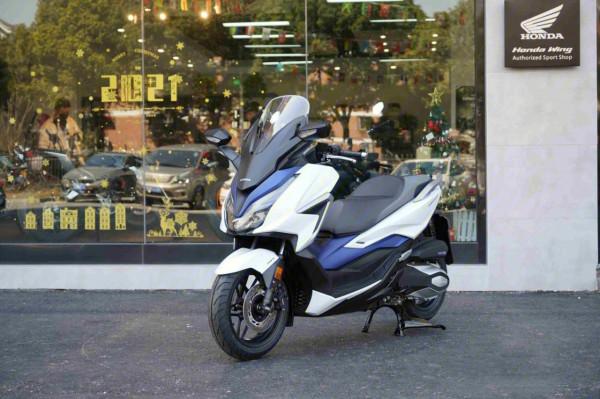 本田進口大踏板NSS 350，水冷引擎29.2馬力，可上班代步長途摩旅