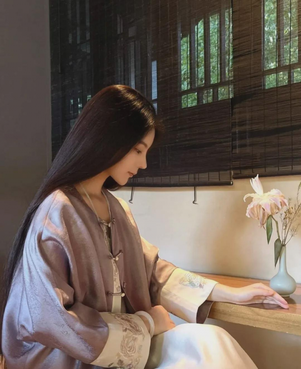 穿吊帶抄經書，把僧服當時尚單品，佛光圖前擺拍，佛媛有多荒唐？