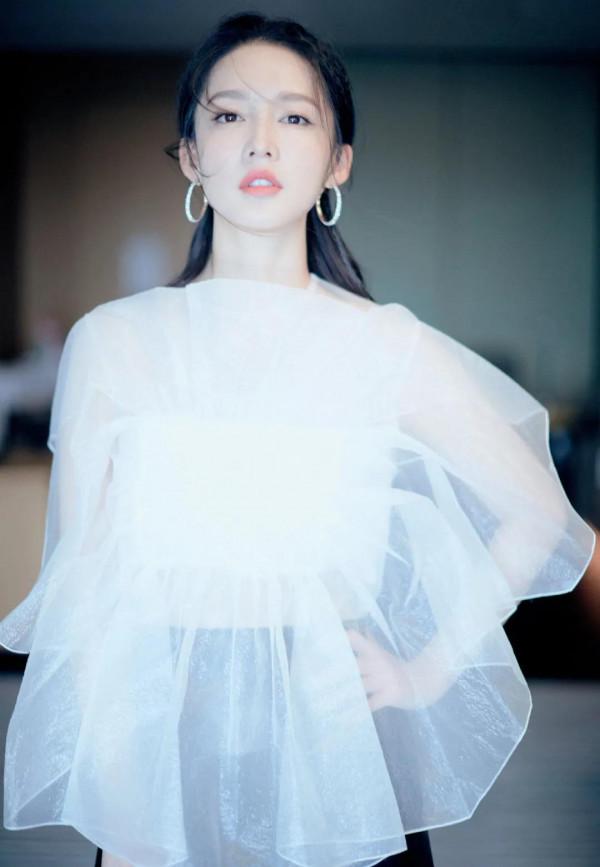 李沁年度最佳女神照，肌膚滑嫩，身材修長，美不勝收