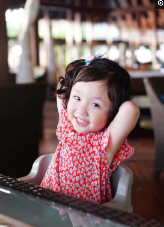 張丹峰女兒彤彤長大了，機靈古怪全家寵愛，五官長得超精緻