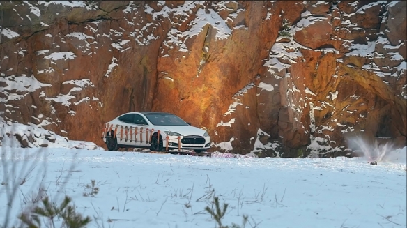 特斯拉車主不滿維修費高達2萬歐元 綁上炸藥將車炸燬 特斯拉車主不滿維修費高達2萬歐元 綁上炸藥將車炸燬