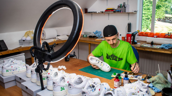 慶祝34勝 耐克為盤爺手繪Air Force 1紀念款板鞋