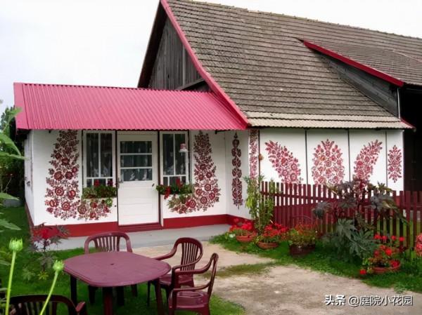 她們把鮮花種在牆上，一不小心這個村莊就美成了童話