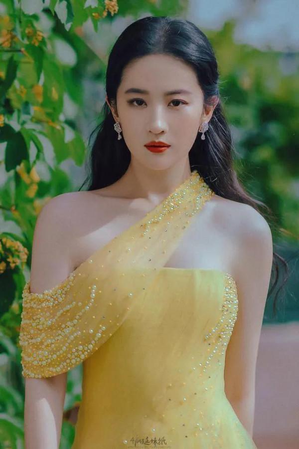 劉亦菲穿一襲黃裙，仙氣滿滿，宛若畫報裡的公主