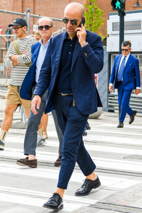 用光滑的素色腳趾升級你的西裝風格