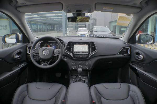 Jeep自由光四驅低配對比四驅次低配，誰更有優勢，更值得入手