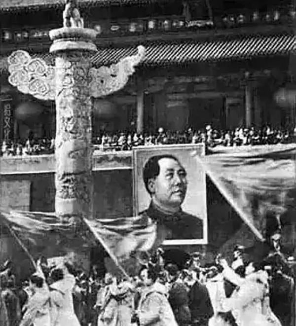 天安門毛主席手繪畫像：高6米寬4.6米，重1.5噸，如今已經是第8版