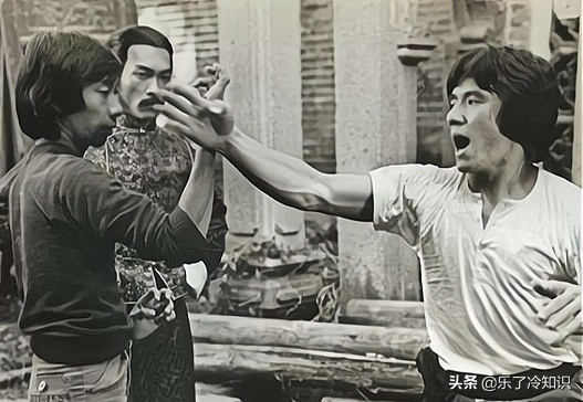 被譽為“第一武術指導”，4個弟弟都是演員，周星馳為其斟酒
