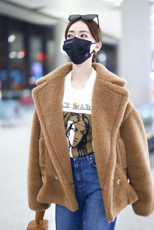 吳謹言穿棕色羊羔絨外套搭配破洞牛仔褲,腳踩白色短靴可愛減齡 吳謹言穿棕色羊羔絨外套搭配破洞牛仔褲,腳踩白色短靴可愛減齡