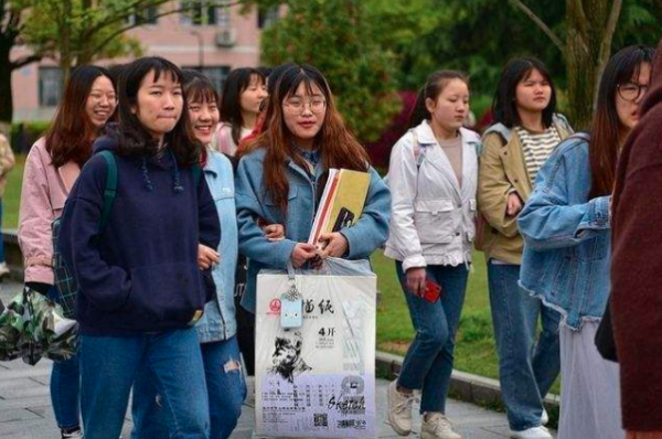 大學生每個月1500元夠花嗎？聽聽輔導員怎麼說，家長可以作為參考