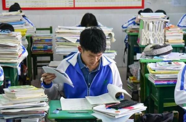 進入高中後,女生成績容易下滑,班主任直言多半是4個原因造成的 進入高中後,女生成績容易下滑,班主任直言多半是4個原因造成的