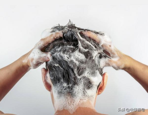 用洗髮皂和洗髮水洗頭有什麼不同嗎？用肥皂洗頭髮還是洗髮水好？