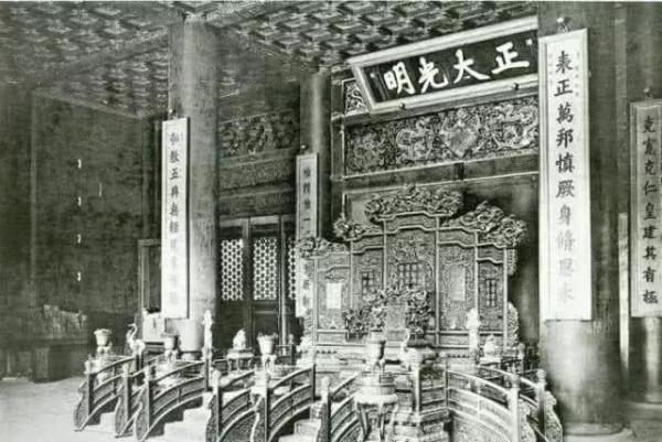 紫禁城也叫故宮，這個地方曾經居住過24個皇帝，是明清時期的皇宮