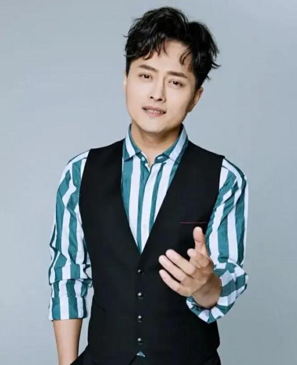 好歌手雲飛：娶&OpenCurlyDoubleQuote;古典女神&rdquo;美嬌妻，6登央視春晚，為人低調樸素