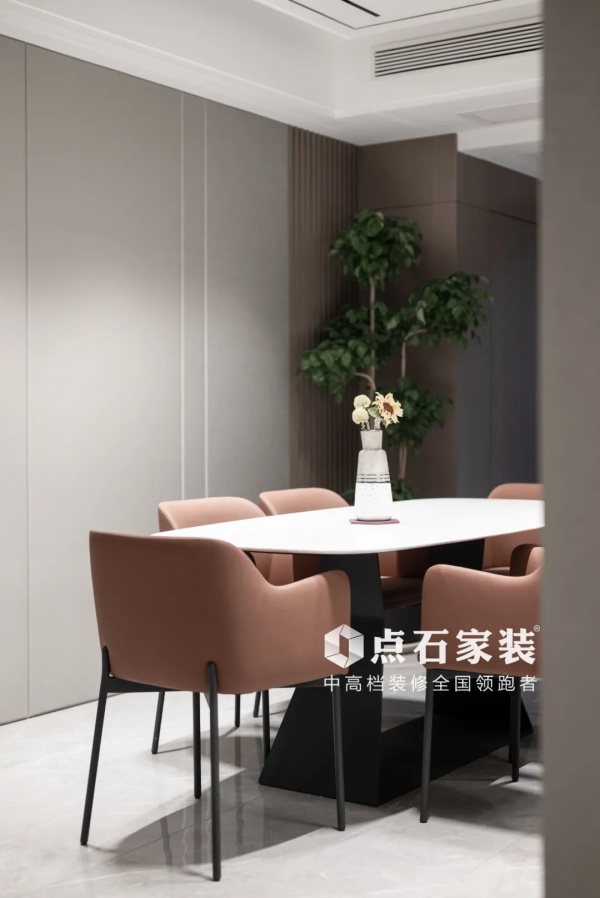 擺脫傳統電視牆，滿牆收納櫃&plus;投影儀的組合正流行