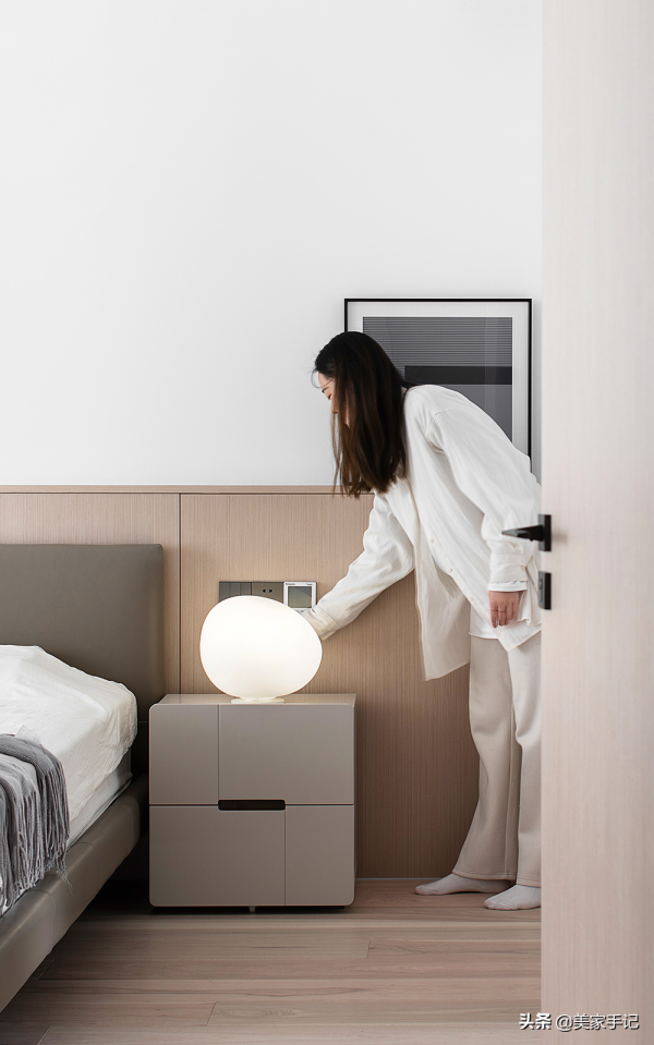 堅持極簡主義的浙江夫婦，把家裝修得一塵不染，透著骨子裡的高階