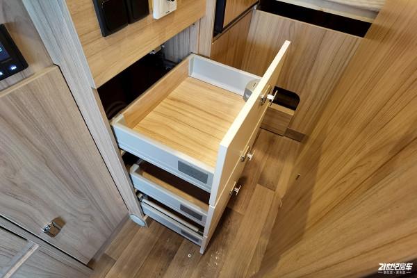 又出新花樣！整體吸塑內飾，隆翠首款Crossover彈出式屋頂B級房車