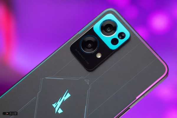 圖賞：OPPO Reno7 Pro英雄聯盟手遊限定版，有點小帥