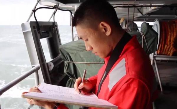 扛起驅鳥槍，守護遼寧艦，這位清華學子太酷了