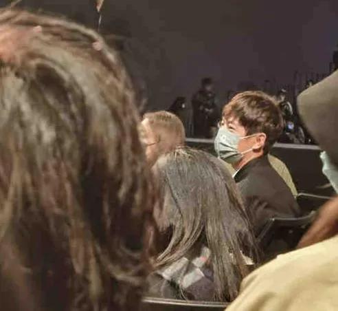 張傑受傷仍參演話劇6小時，妻子謝娜與好友何炅黃磊在臺下觀看