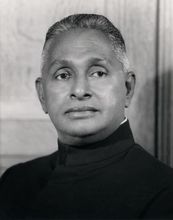 57年周恩來在斯里蘭卡講話，天降大雨他拒絕撐傘，第二天兩國建交