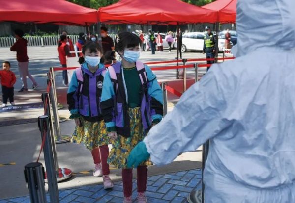 11年前，60歲失獨母親冒死生下雙胞胎，如今一家四口現狀如何？